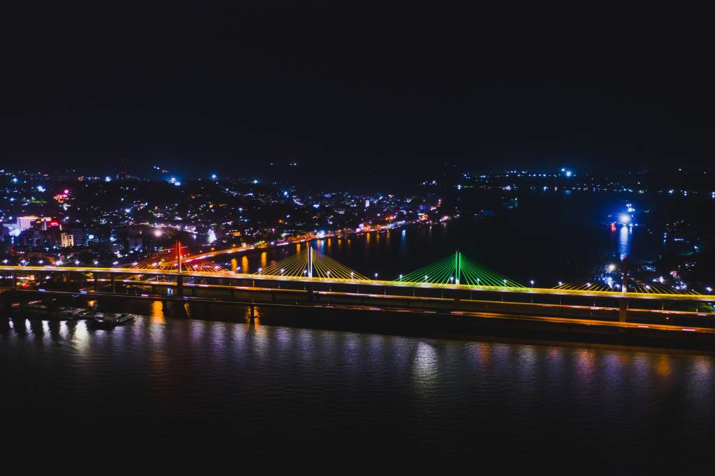 Dranding Showcases FPA's skillful lighting up of the Atal Setu Bridge.